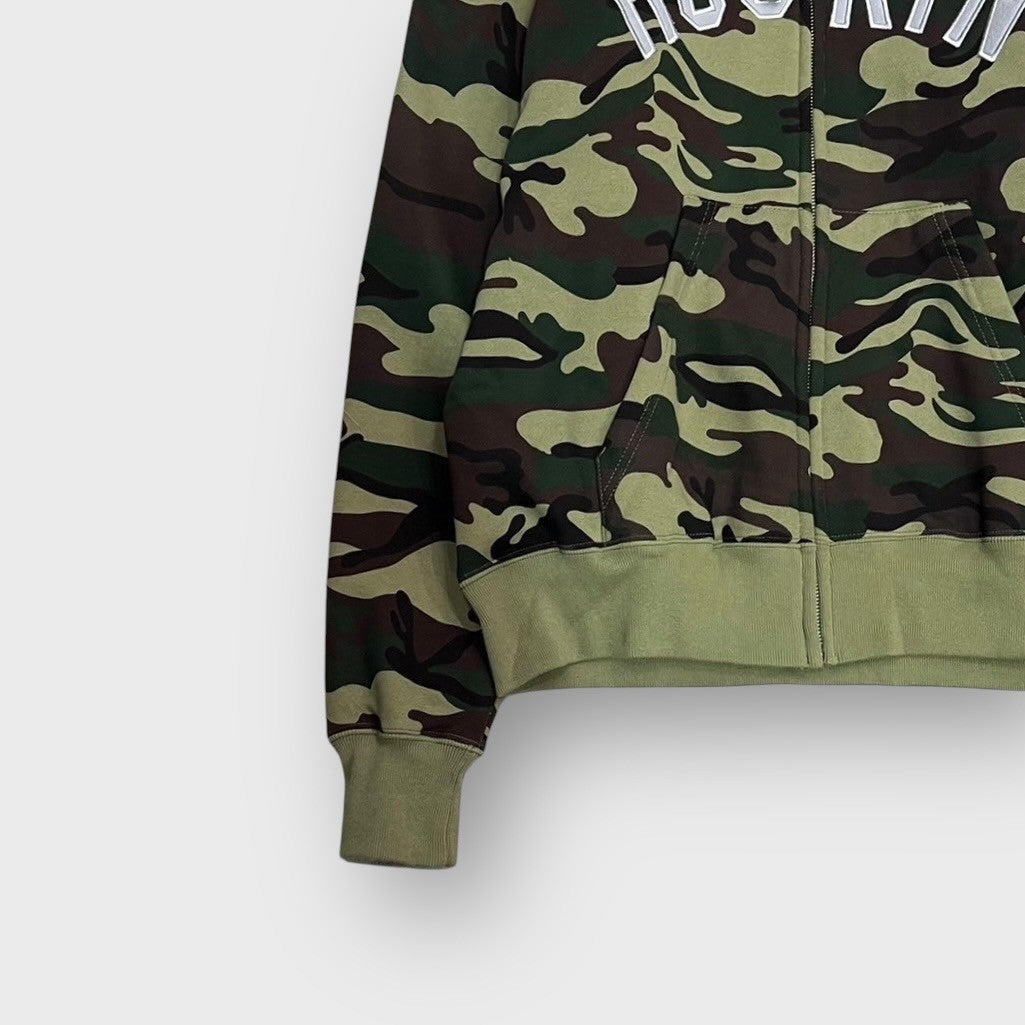 00's "HOOKIN STORE"
Camo pattern zip up hoodie