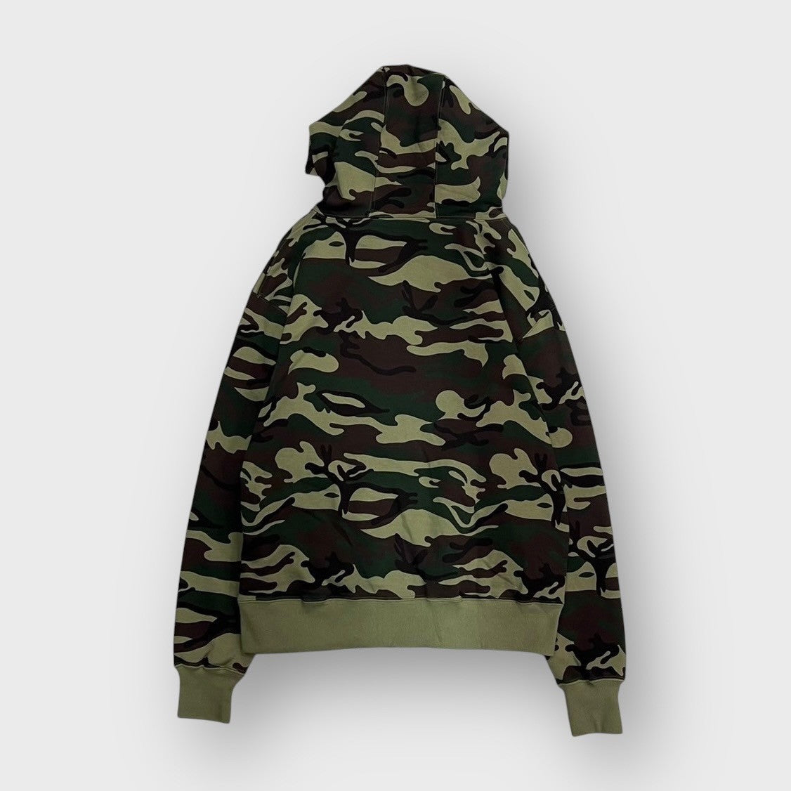 00's "HOOKIN STORE"
Camo pattern zip up hoodie