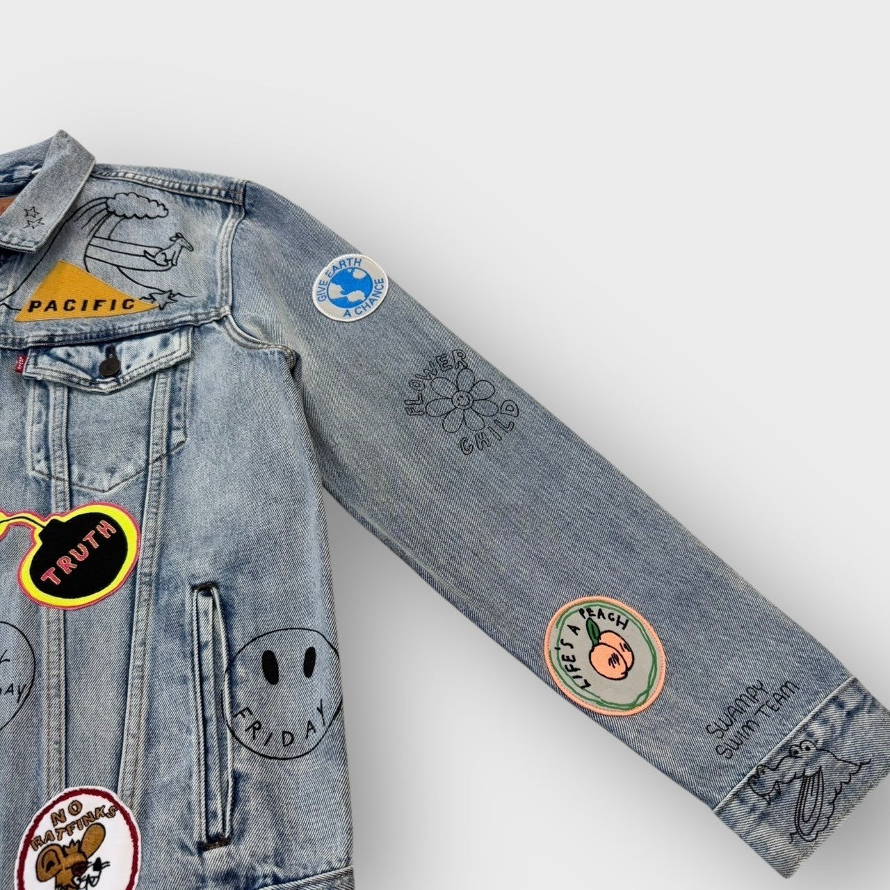 00’s “LEVI'S”
“NOS” limited allover embellished denim jacket