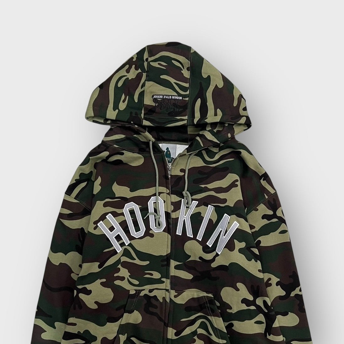 00's "HOOKIN STORE"
Camo pattern zip up hoodie