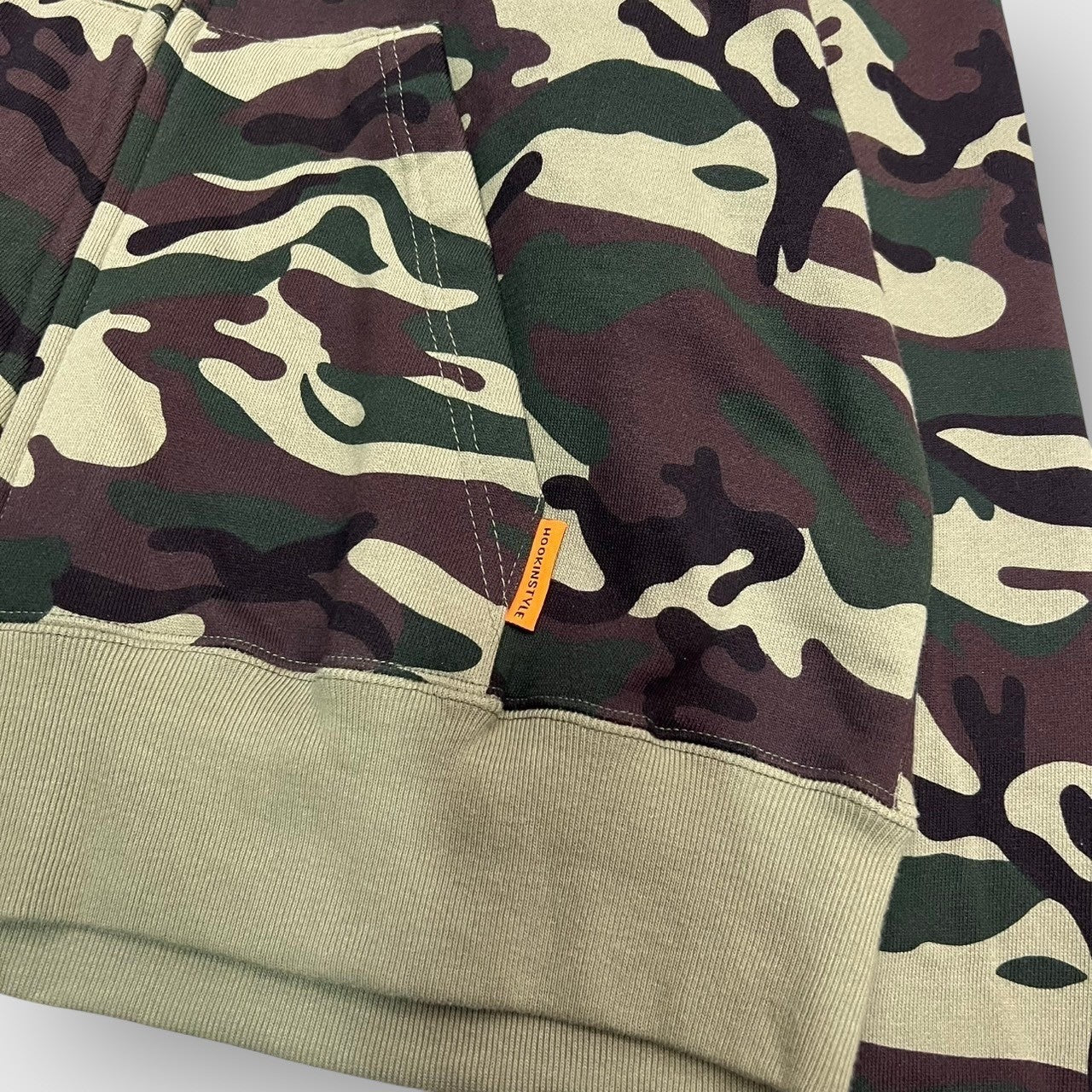 00's "HOOKIN STORE"
Camo pattern zip up hoodie