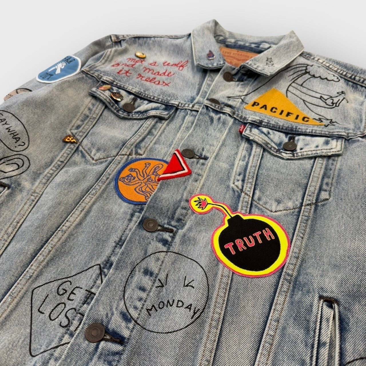 00’s “LEVI'S”
“NOS” limited allover embellished denim jacket