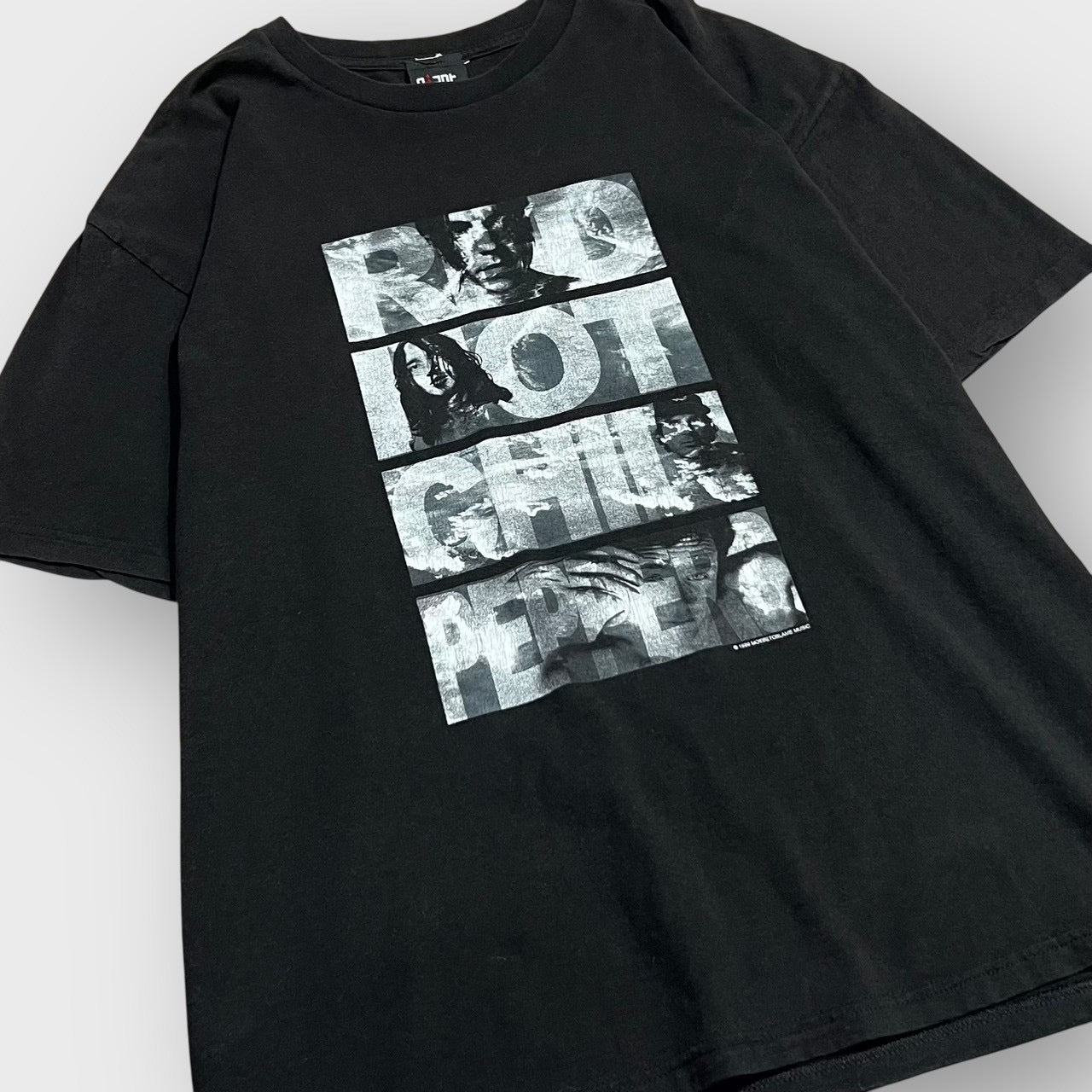 90’s “RED HOT CHILI PEPPERS”
“Californication” t-shirt