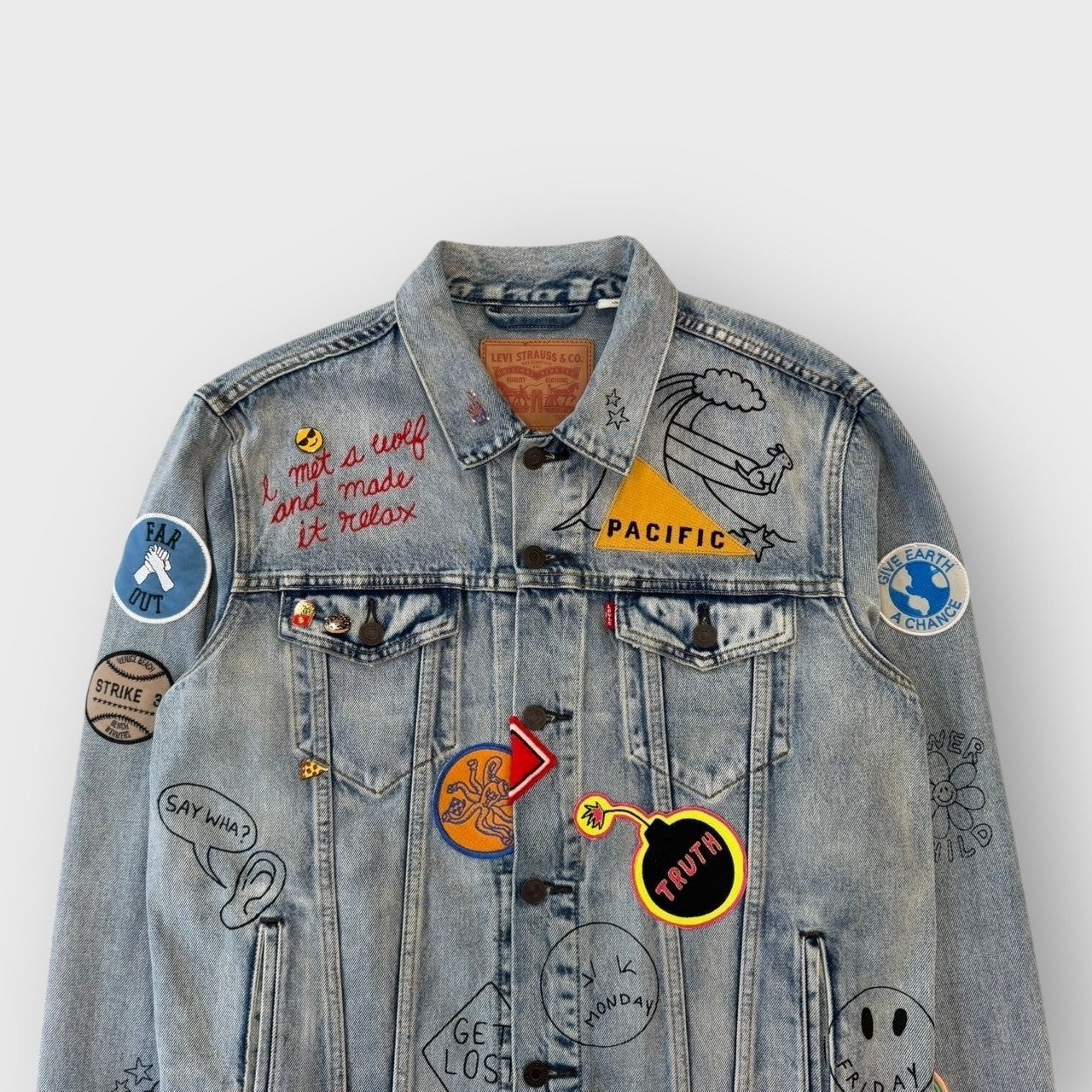 00’s “LEVI'S”
“NOS” limited allover embellished denim jacket
