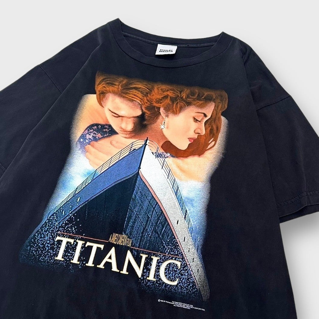 90's TITANIC
Movie t-shirt