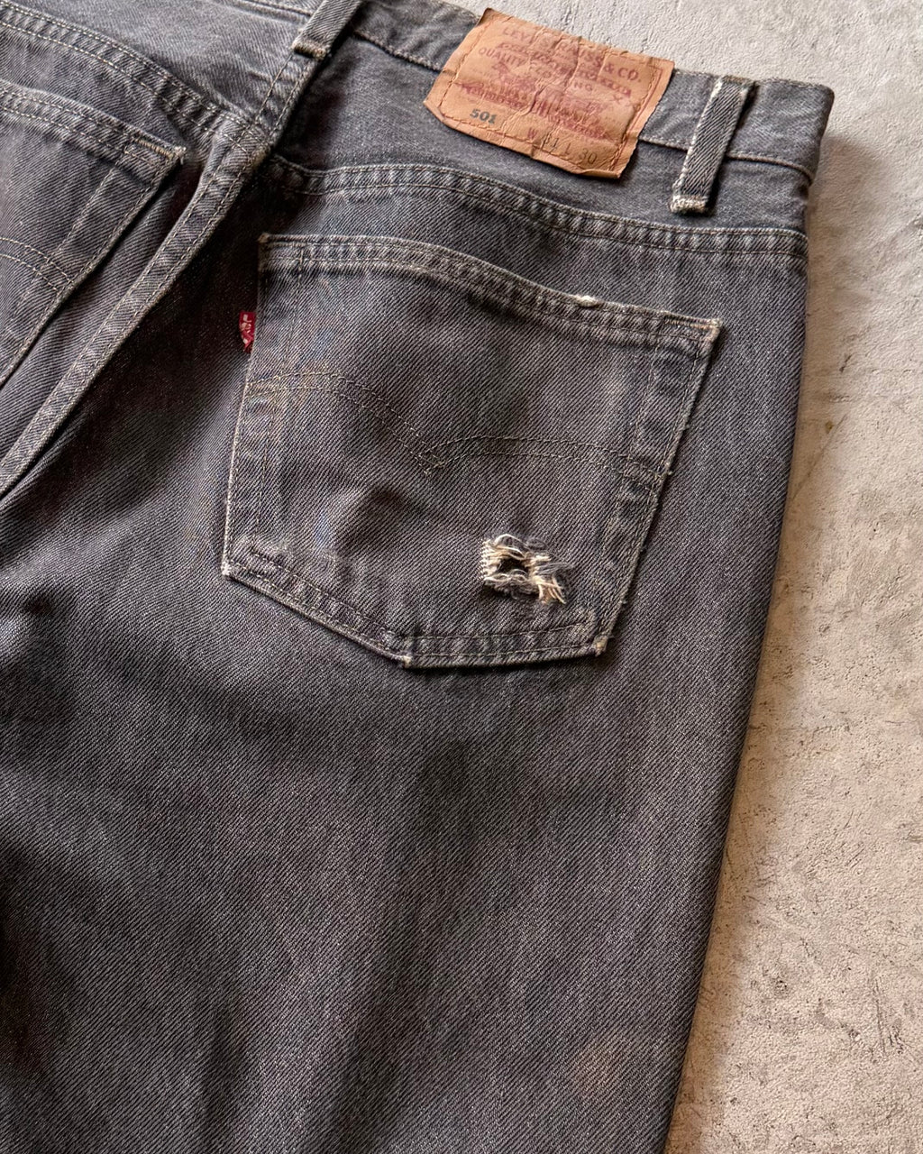 90’s LEVI’S
“501” first dyed black denim 31×30