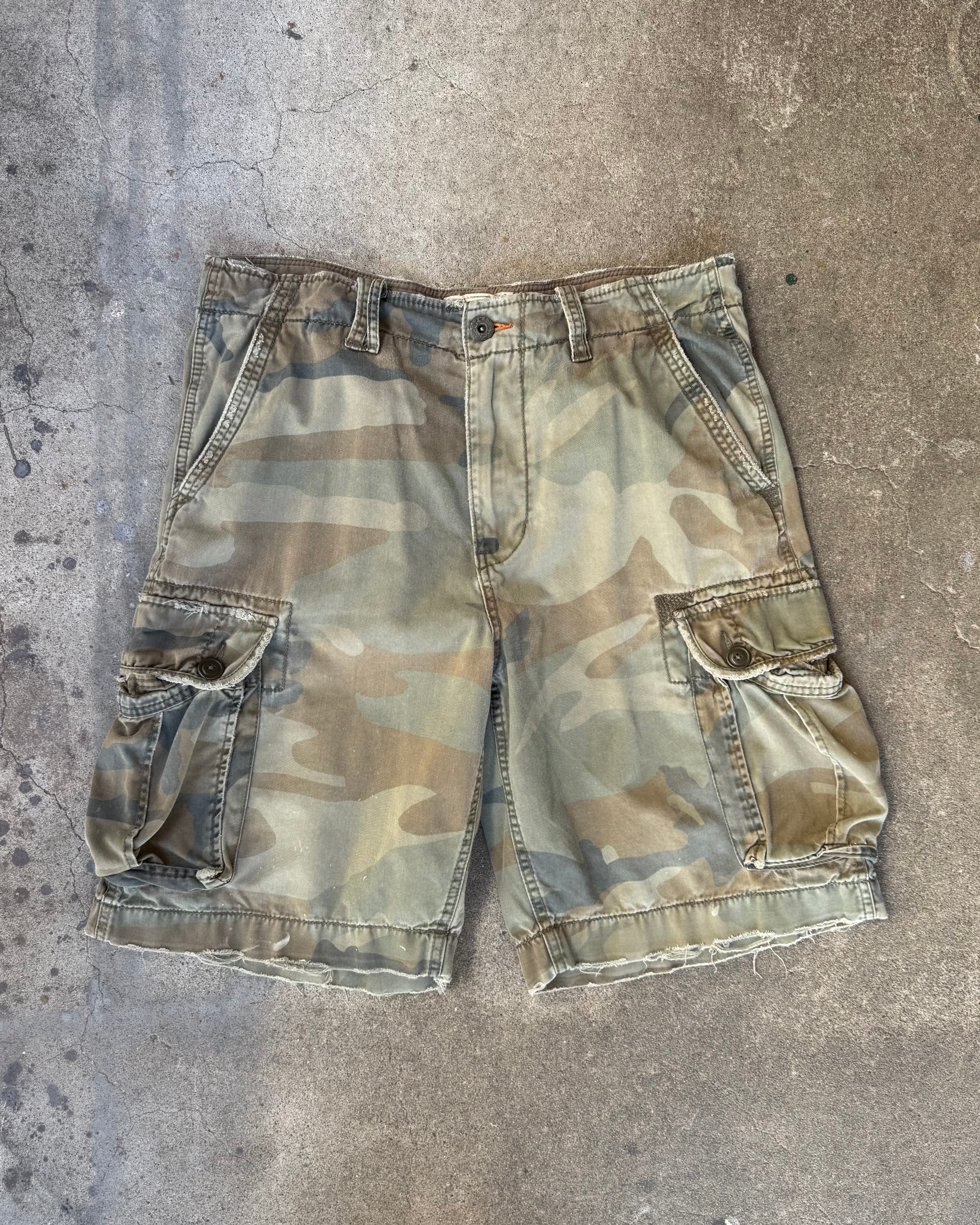 90-00’s “American Eagle Outfitters” camouflage  cargo short pants