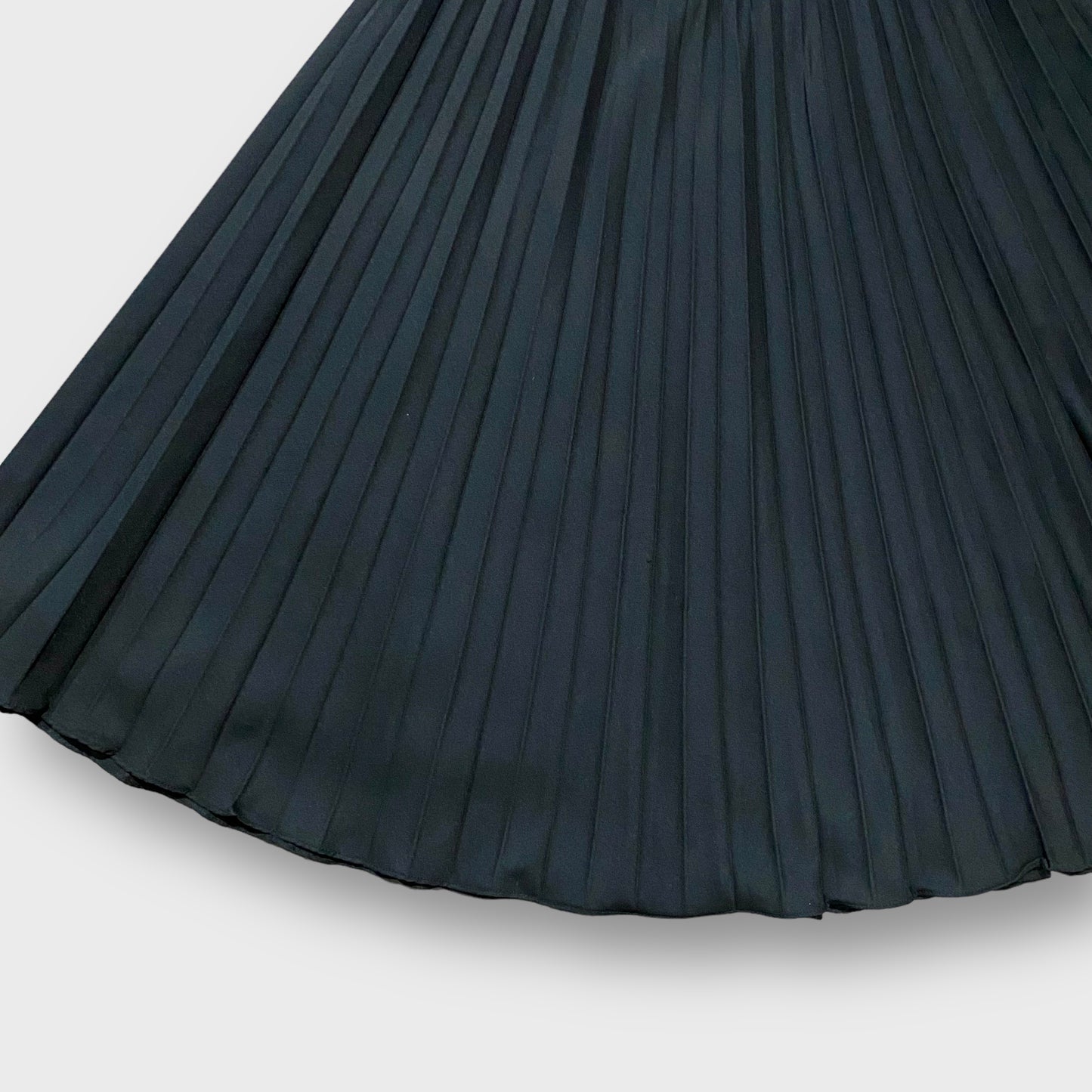 Middle length pleats skirt