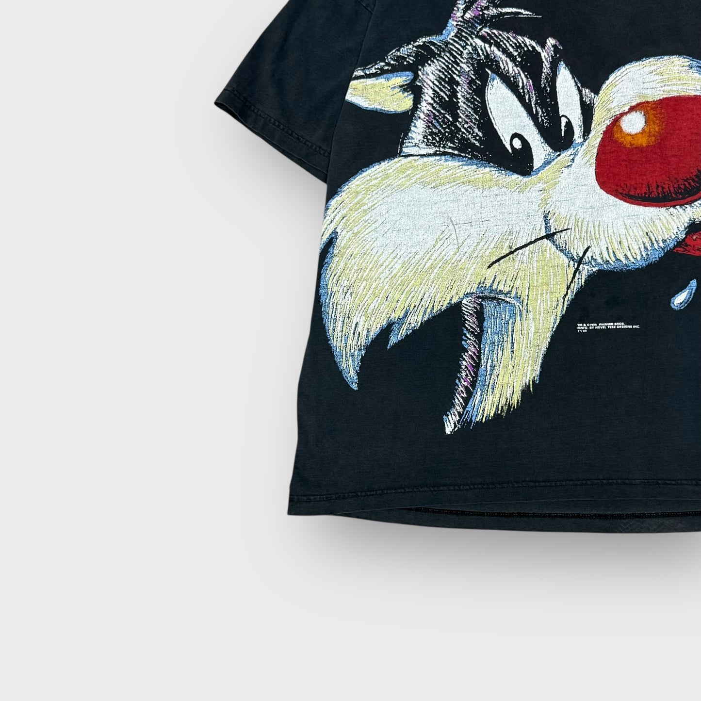 90’s LOONEY TUNES
“Sylvester Cat” character t-shirt