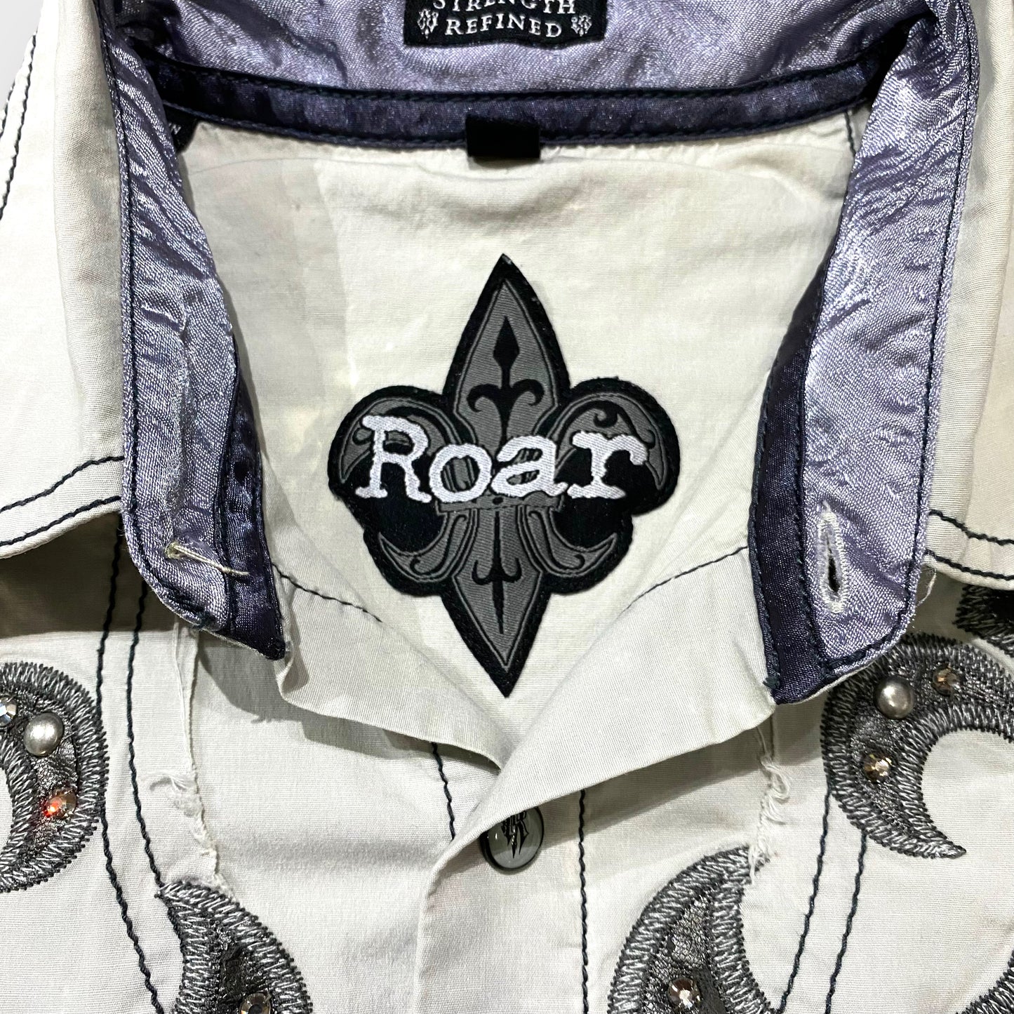 "Roar" Ornament design shirt
