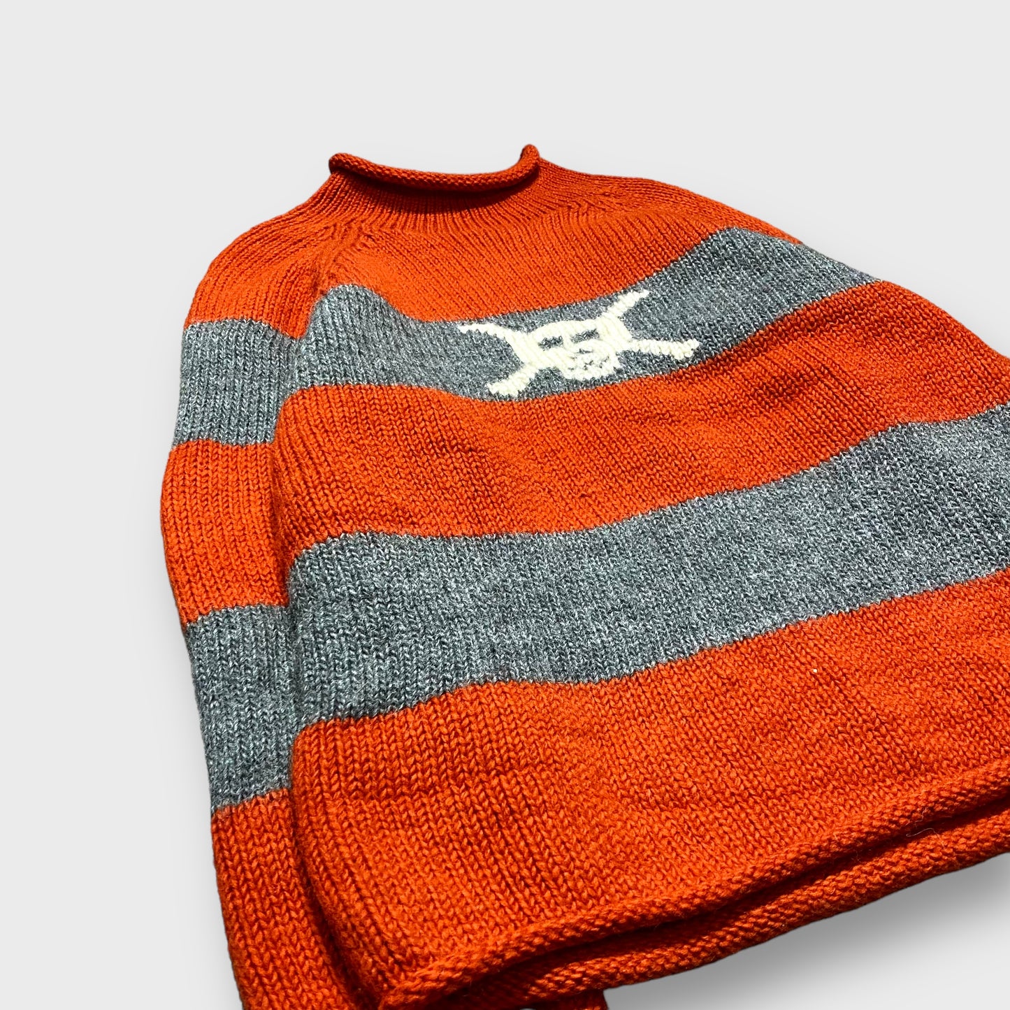 Skull design border knit sweater