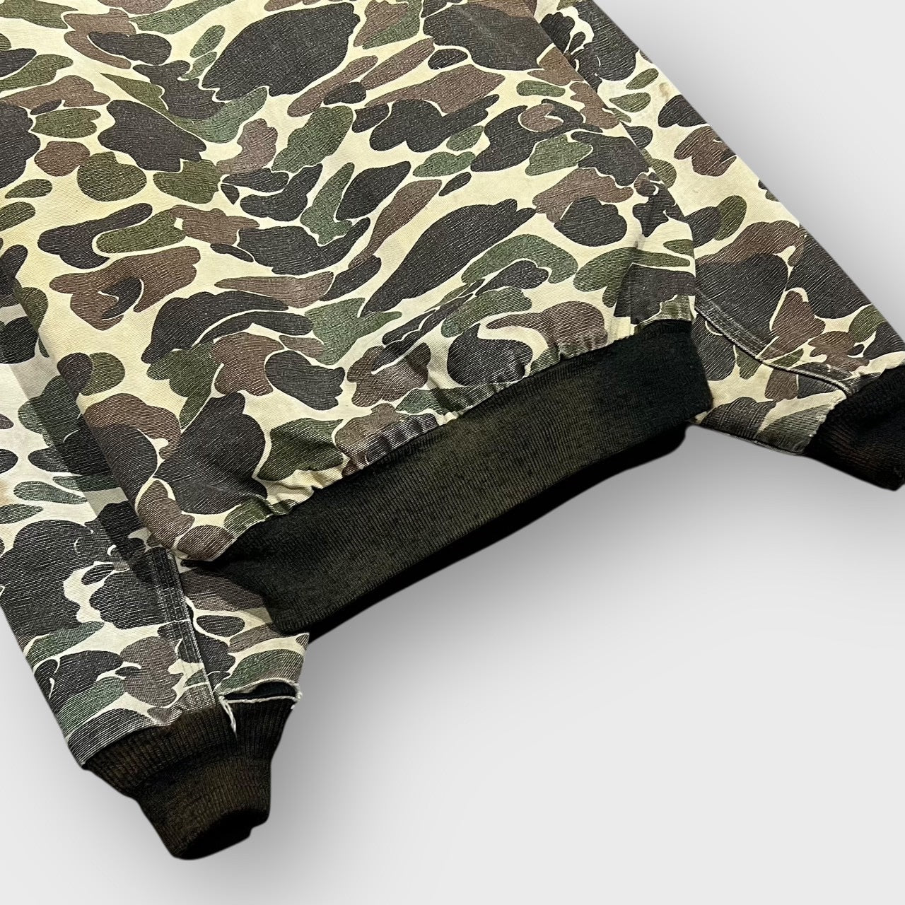 90’s “Carhartt”
camouflage pattern active jacket