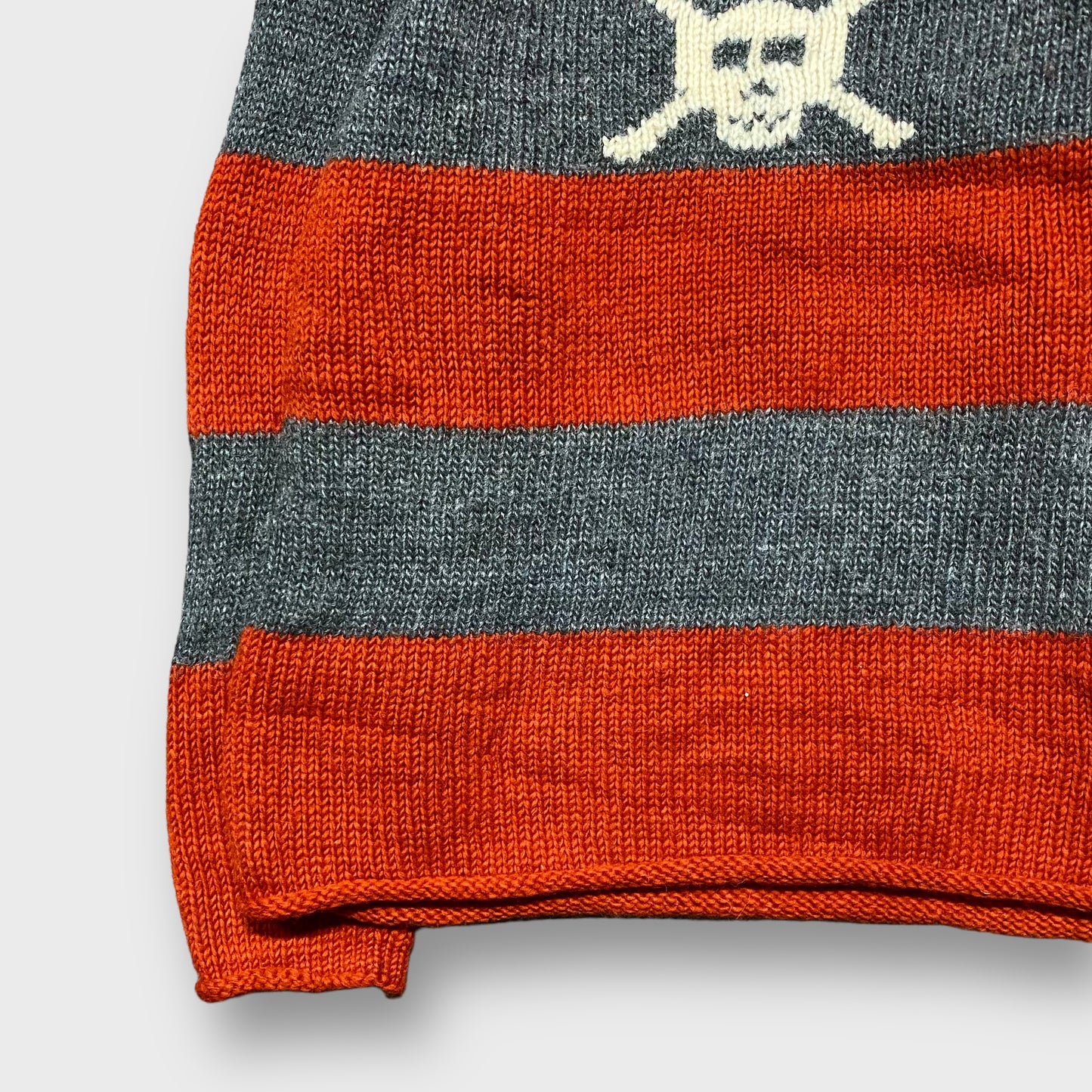Skull design border knit sweater