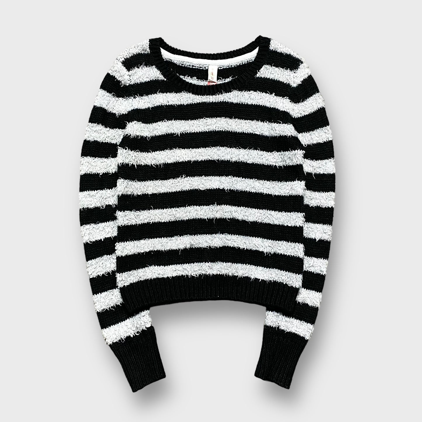 Border pattern shaggy knit sweater