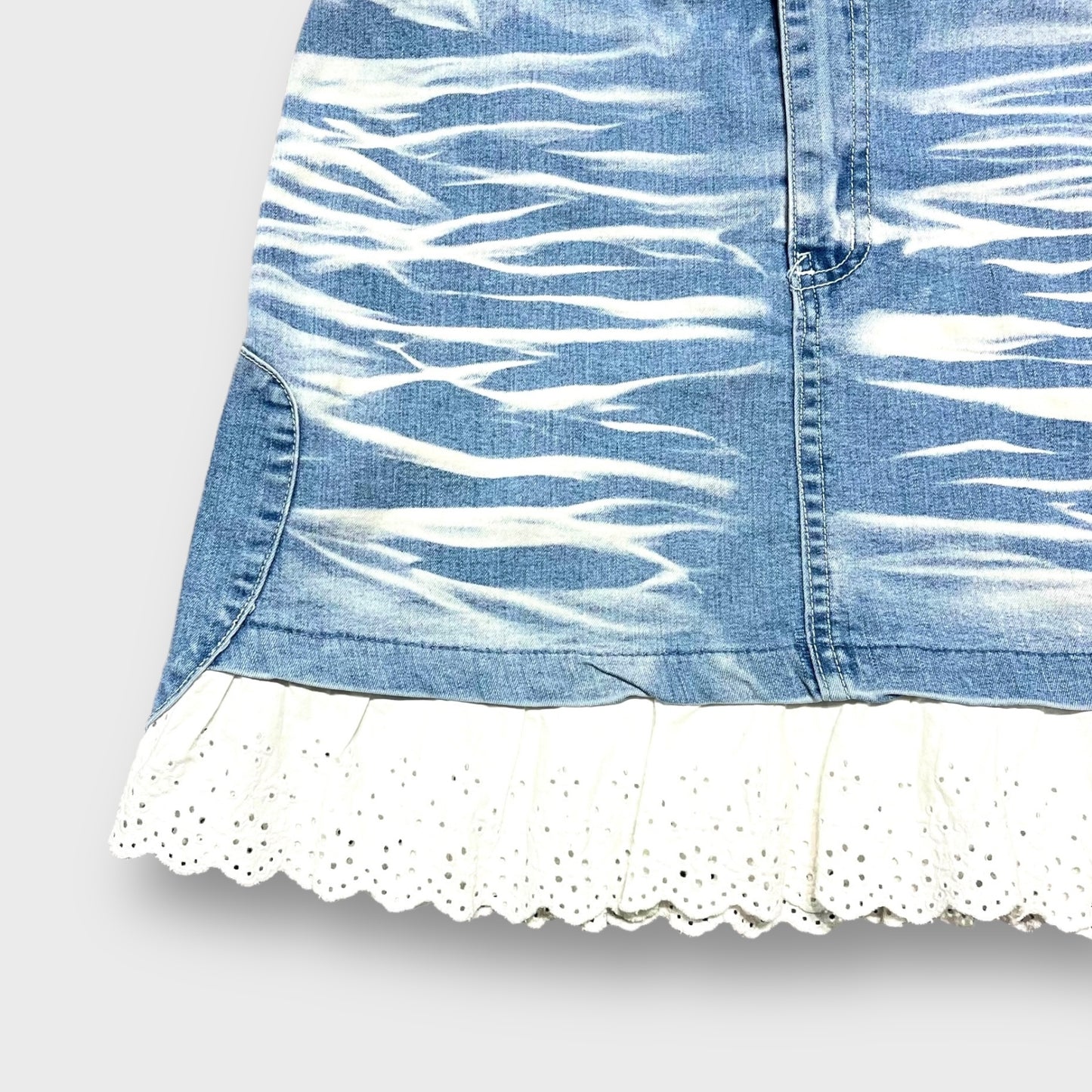 Lace design short length denim skirt