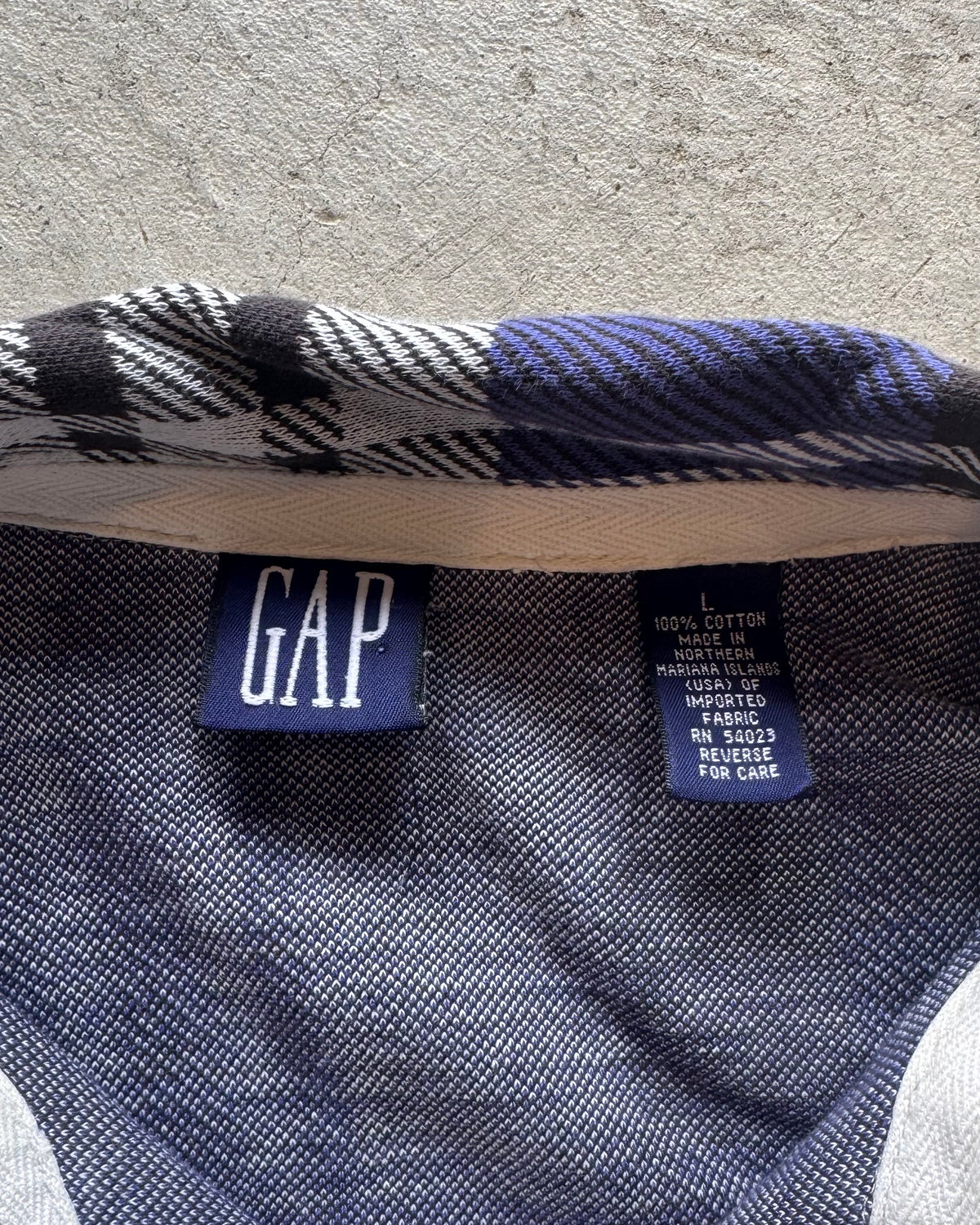 90’s “GAP”
pull-over shirt LARGE