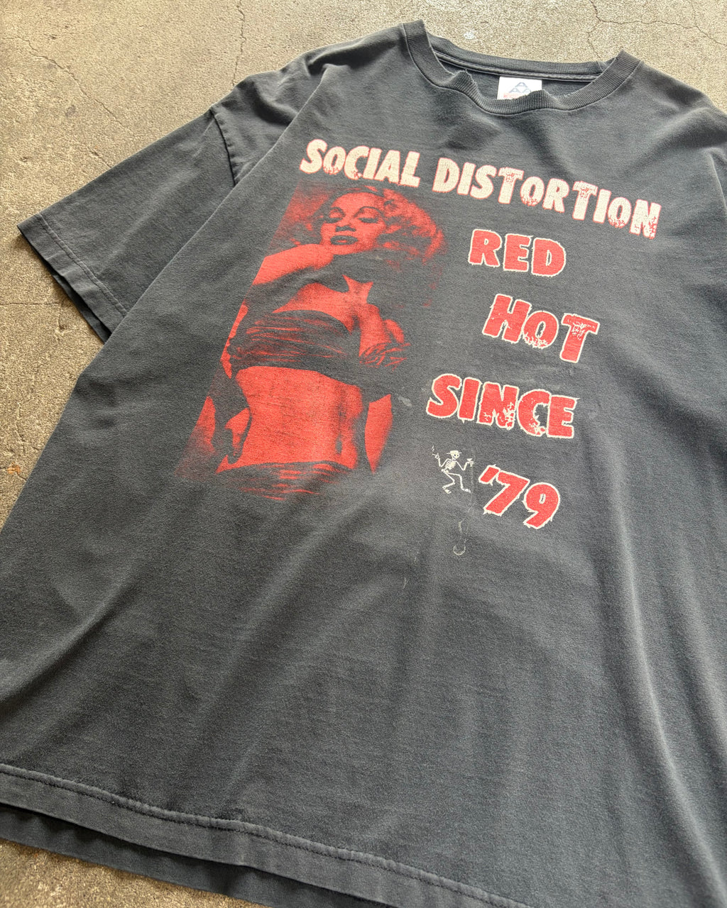 00’s Social Distortion
“Red Hot Since 79”
band t-shirt x-large