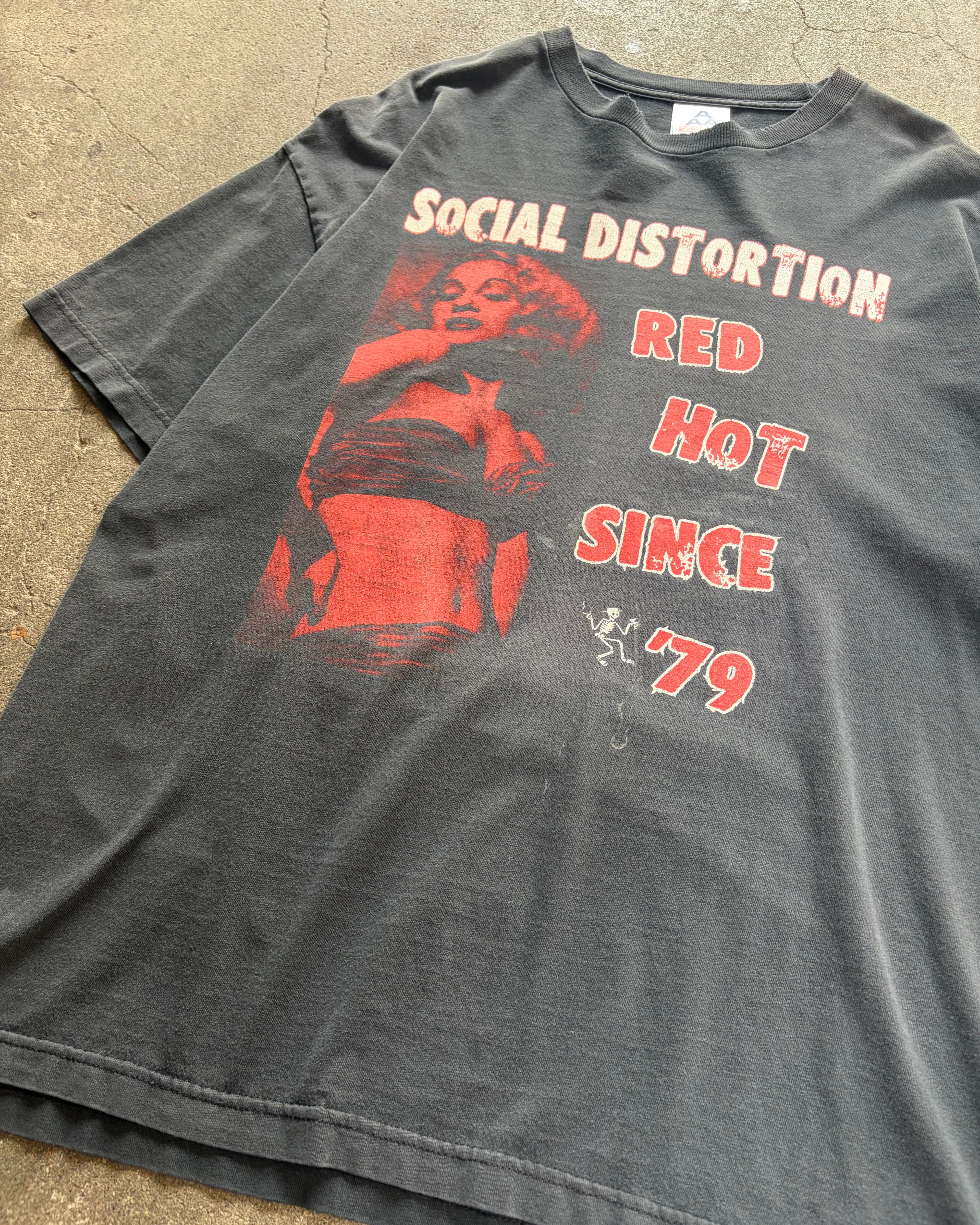 00’s Social Distortion
“Red Hot Since 79”
band t-shirt x-large