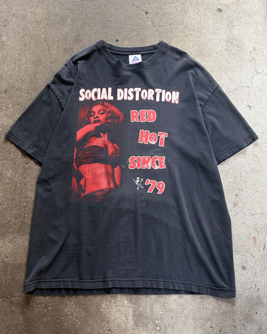 00’s Social Distortion
“Red Hot Since 79”
band t-shirt x-large