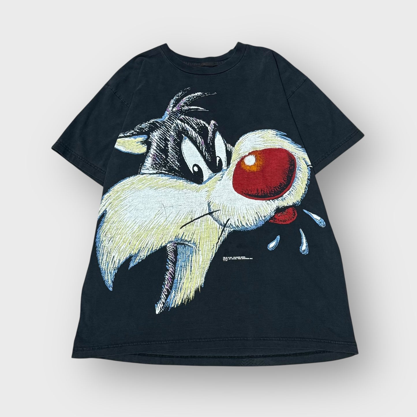 90’s LOONEY TUNES
“Sylvester Cat” character t-shirt