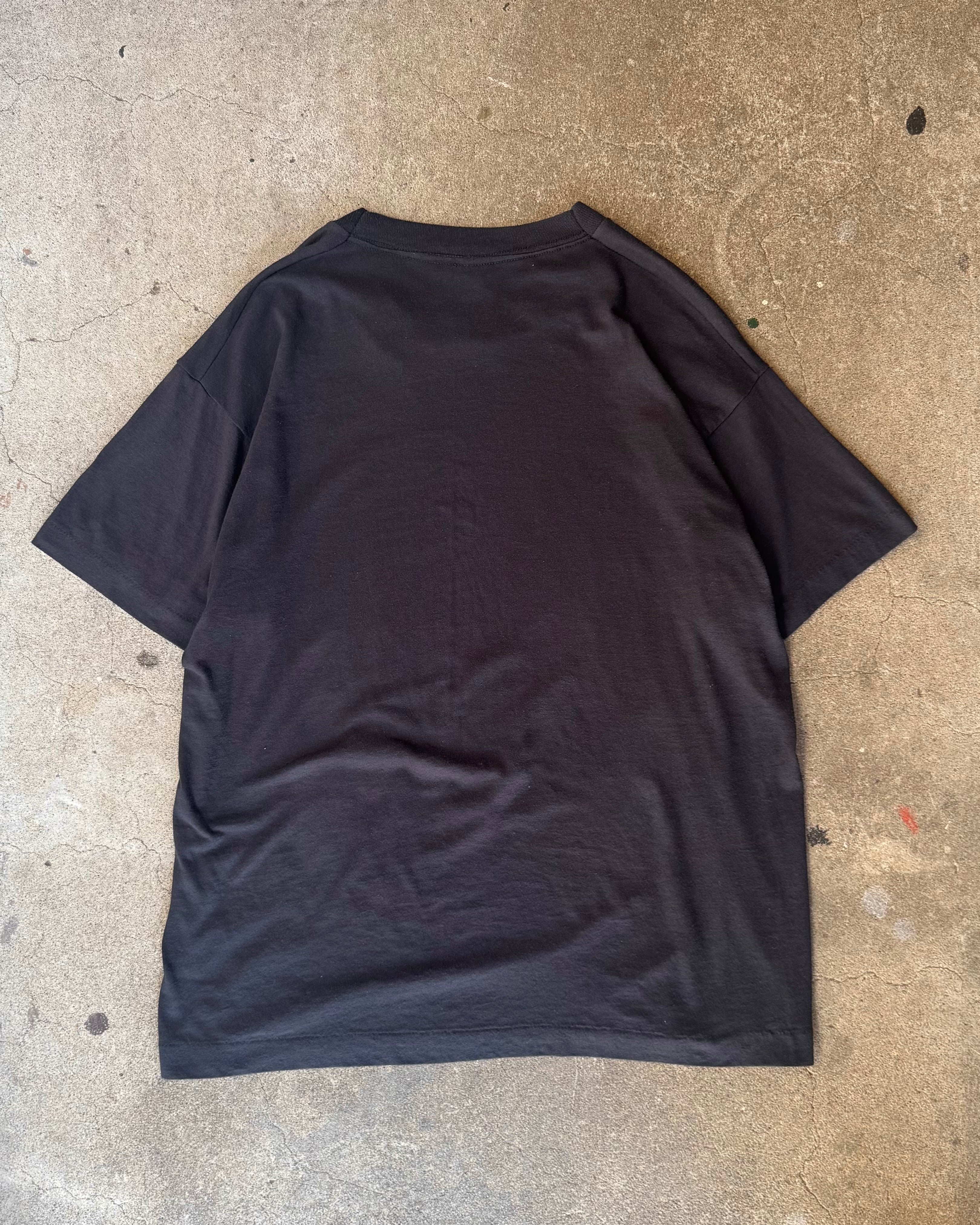 90’s Fashion Victim
“Love Never Dies” t-shirt X-LARGE