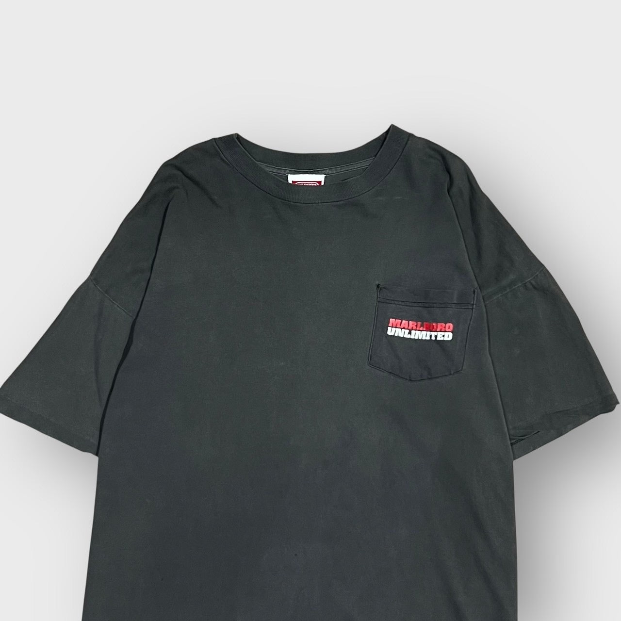 Marlboro ブラック Tシャツ グラフィック Marlboro ブラック Tシャツ グラフィック グラフィックで魅せる、T