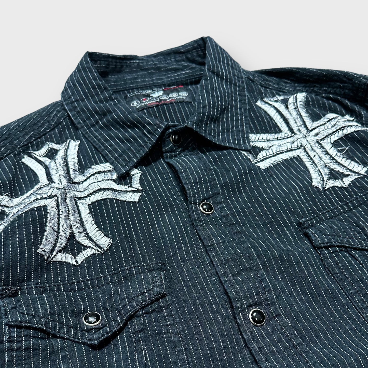 Stripe pattern cross embroidery shirt