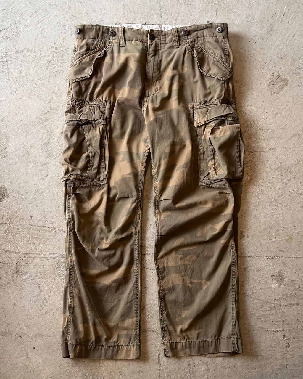 90-00’s camouflage cargo pants