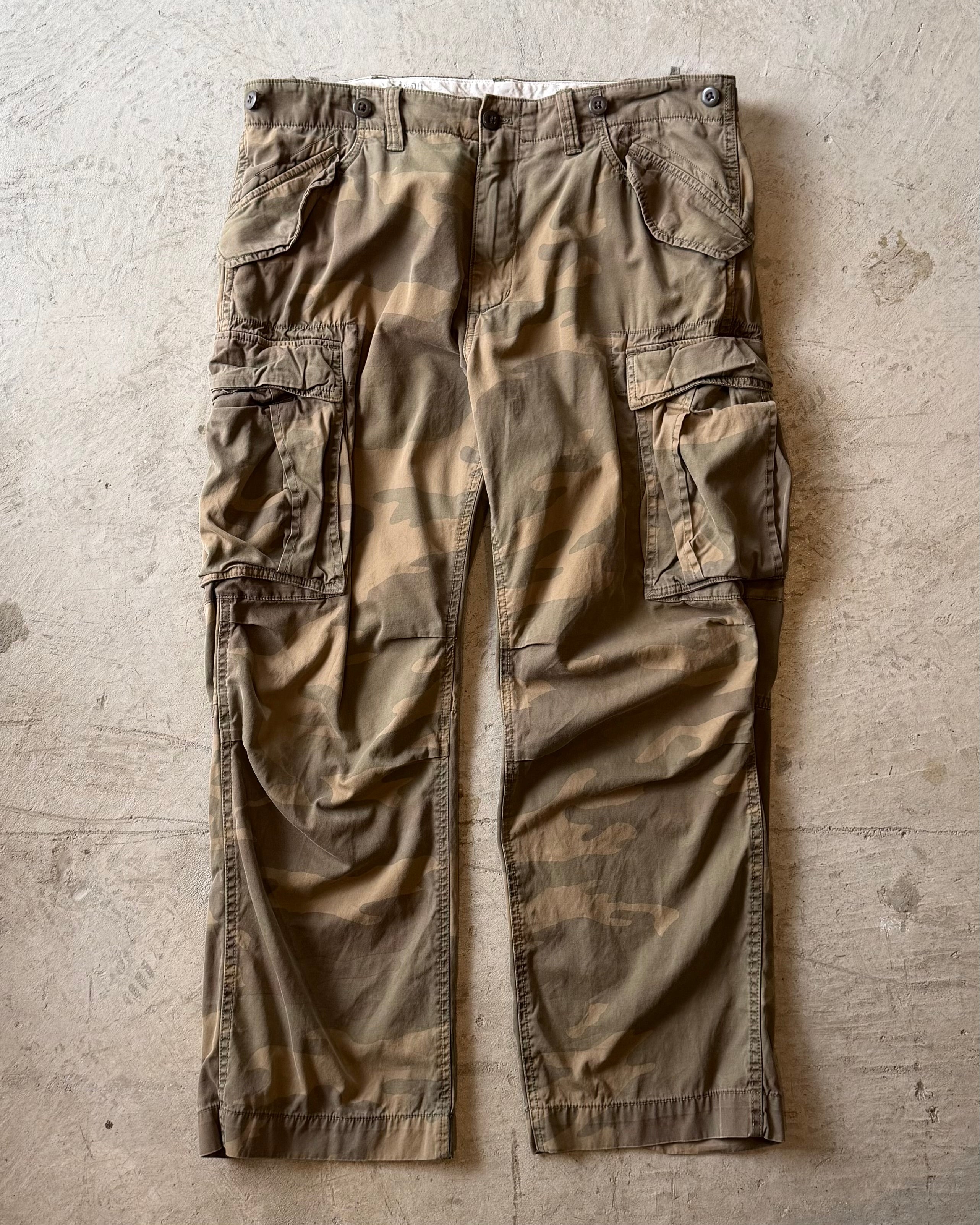 90-00’s camouflage cargo pants