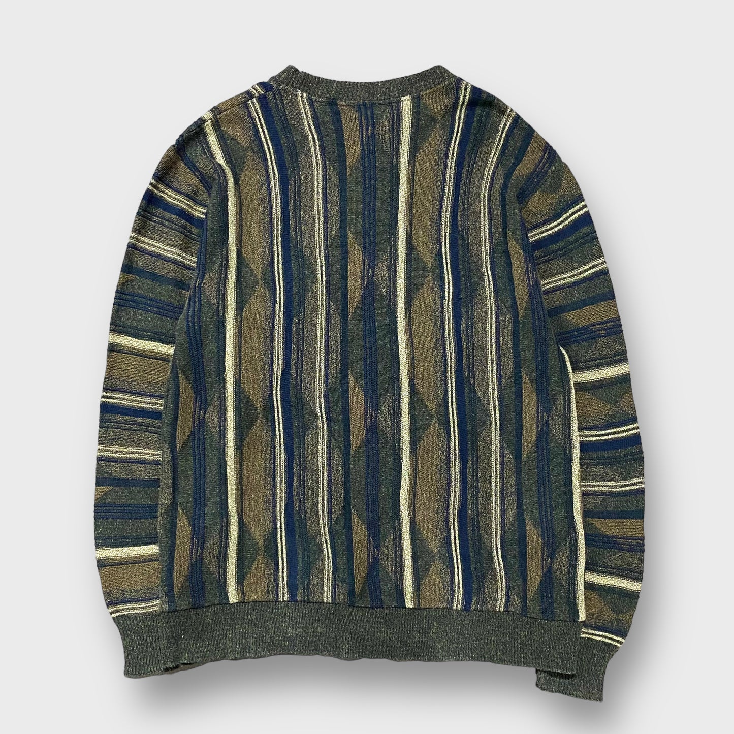 Stripe design 3D knit sweater