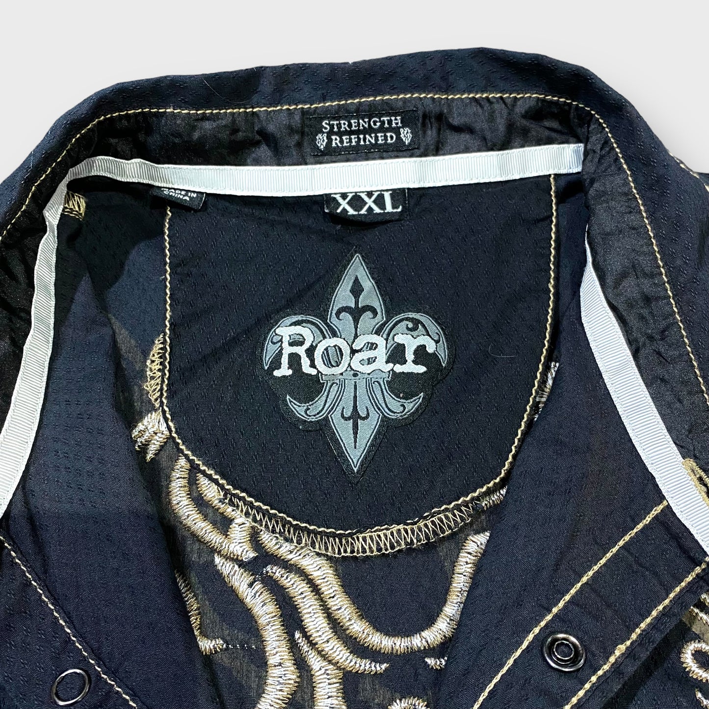 "Roar" Embroidery work shirt
