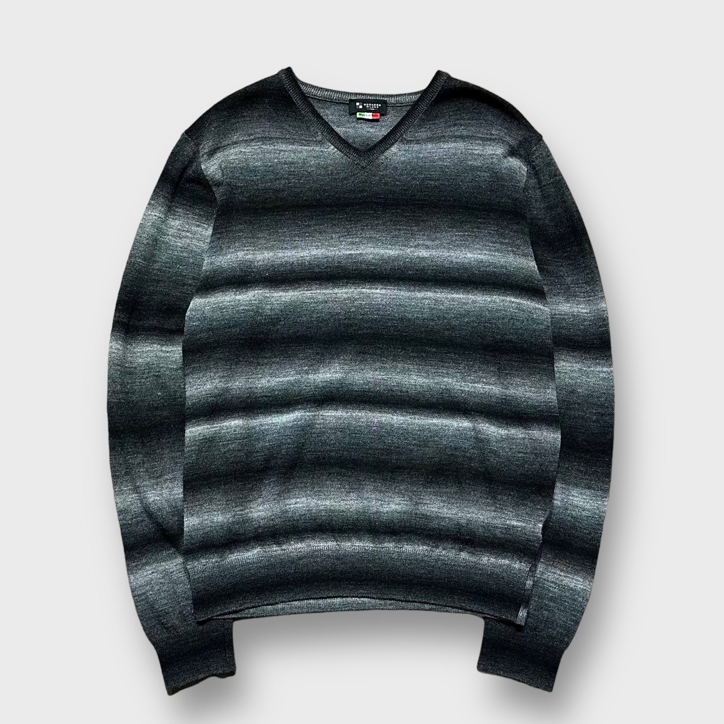 Border pattern gradation knit sweater