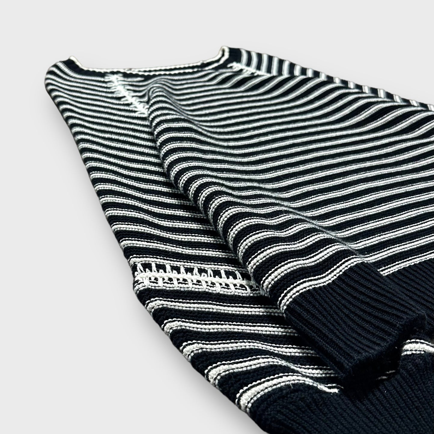 Design border pattern knit sweater