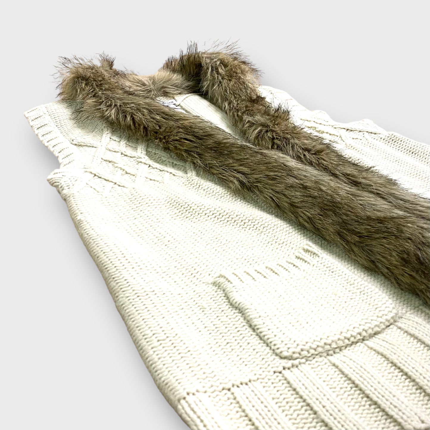 Fur design knit vest