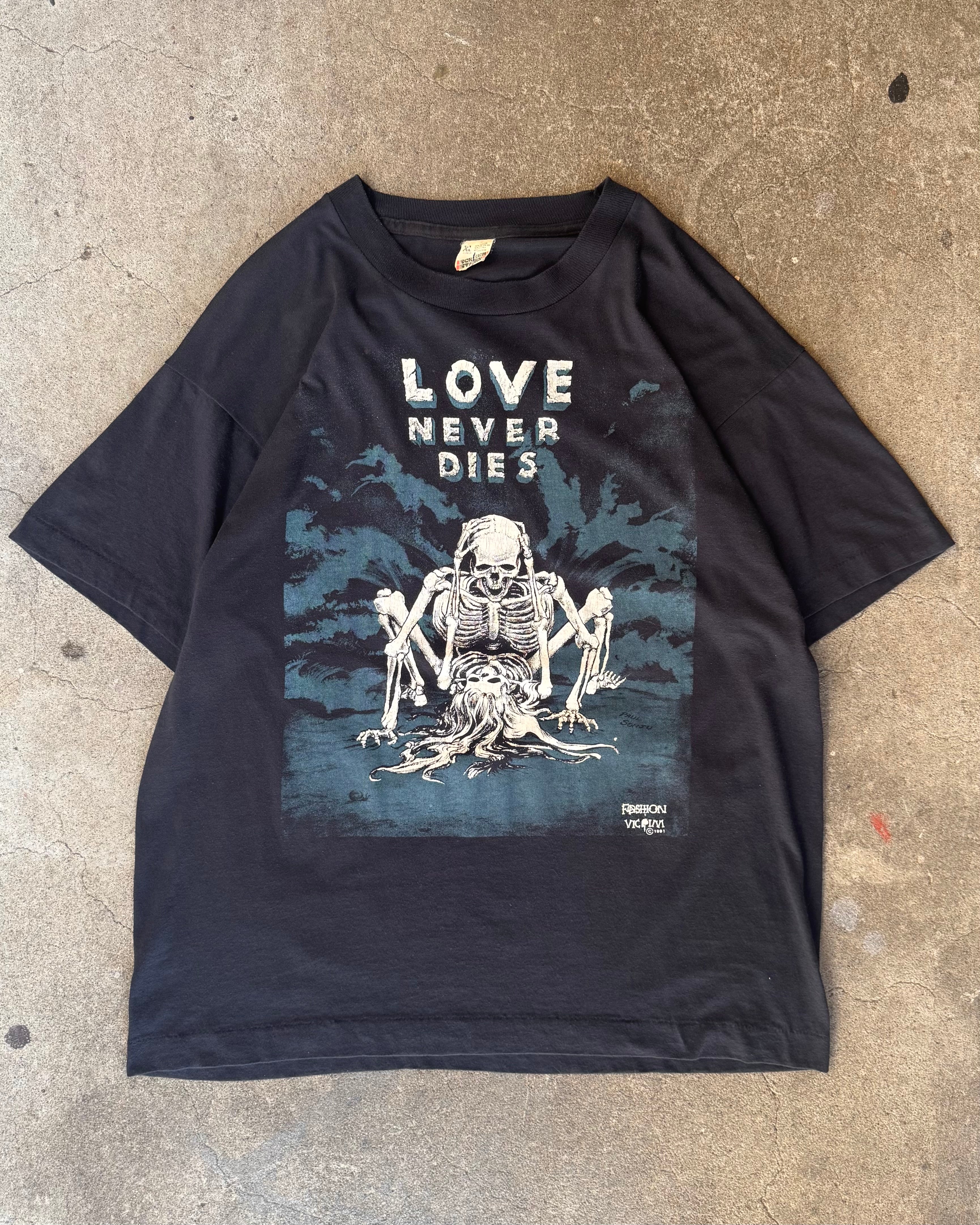 90’s Fashion Victim
“Love Never Dies” t-shirt X-LARGE